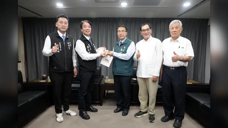 廟方董事長陳文明率團拜會南市府，表達歉意。南市府提供