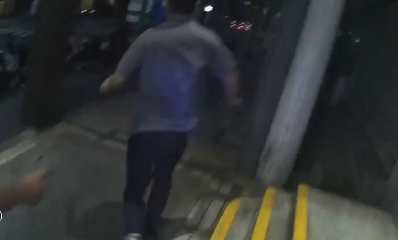 林口街頭驚見反常一幕!男子見警呆站路口後狂奔 身分曝光