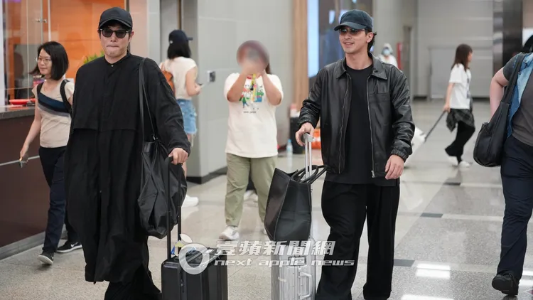 橫濱流星（右）與導演藤井道人會合，好心情藏不住。彭欣偉攝