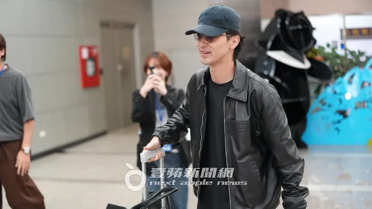 橫濱流星開心走向早一步出來的導演藤井道人。彭欣偉攝