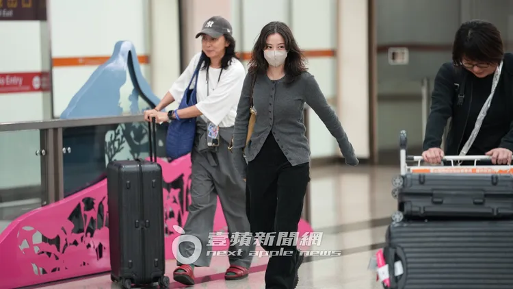 廣瀨鈴以灰色上衣休閒裝扮抵台。彭欣偉攝