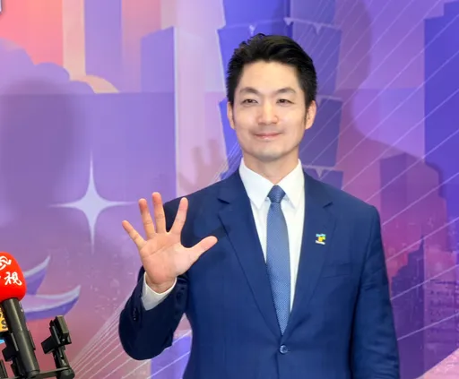 台北市長辯論會登場！蔣萬安穿深藍西裝迎戰沈伯洋  出門前獲妻擁抱元氣滿滿
