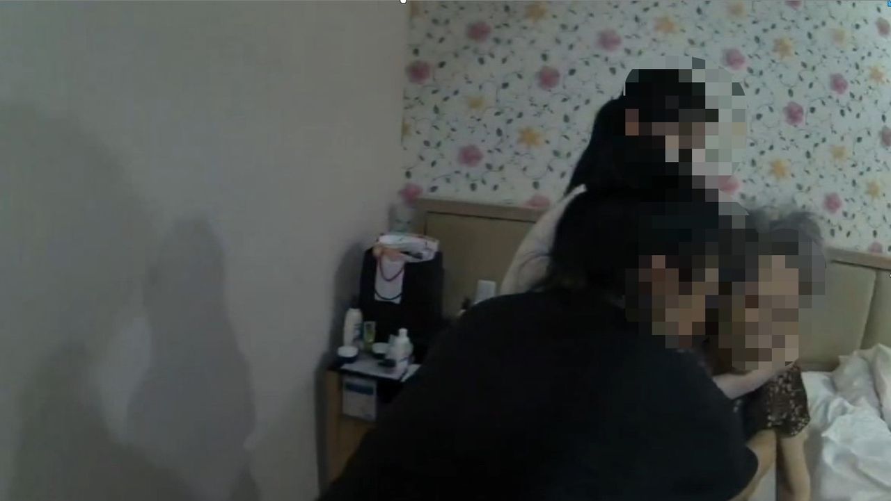 台中飯店火警「警察揹揹」暖心救援 直衝6樓揹老婦脫困