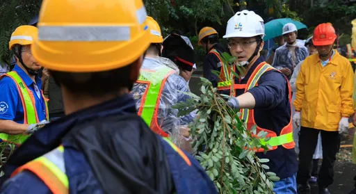 蔣萬安颱風天搬樹枝　李怡貞揪這點不合邏輯