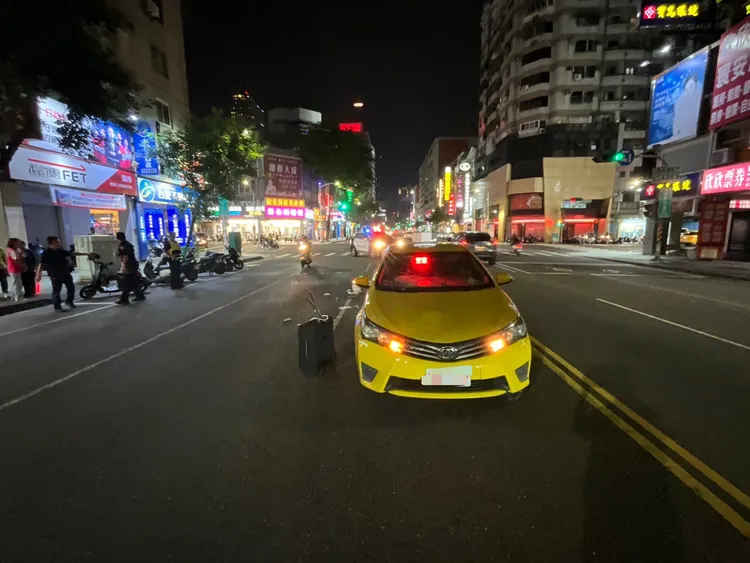 老婦人未注意紅燈，走在斑馬線被計程車撞死。翻攝畫面