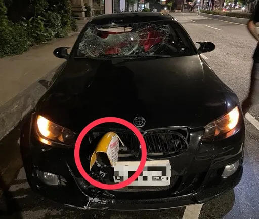 BMW車頭卡滿自行車零件！中和凌晨追撞事故　騎士頭部重創不治
