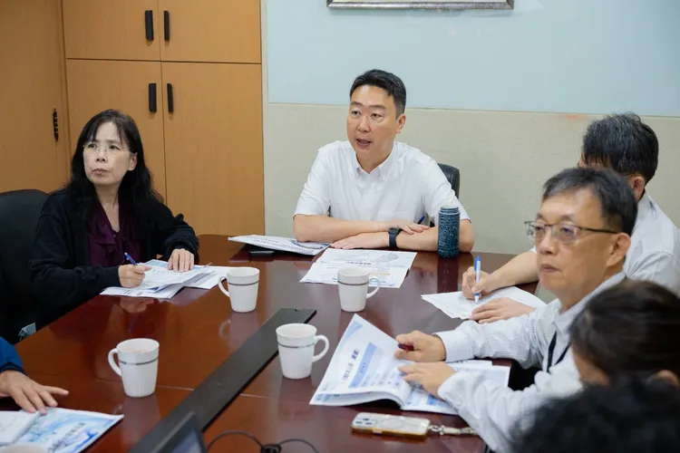 交通部長陳世凱（中）聽取各單位防災整備及光復連假疏運調整措施。交通部提供
