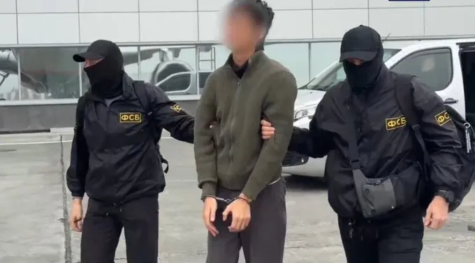被捕的記者。翻攝X
