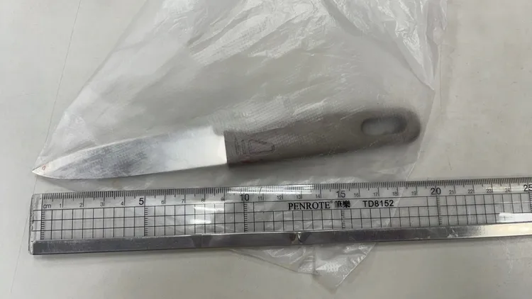 警方查扣作案用的水果刀。翻攝照片