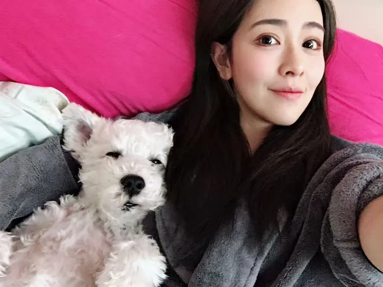 丁巧唯與愛犬雪納瑞「咕嘰」。帕奇特小屋提供