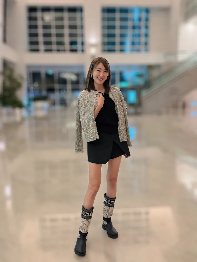 賈永婕加碼再PO一張外套披肩美照。翻攝賈永婕臉書