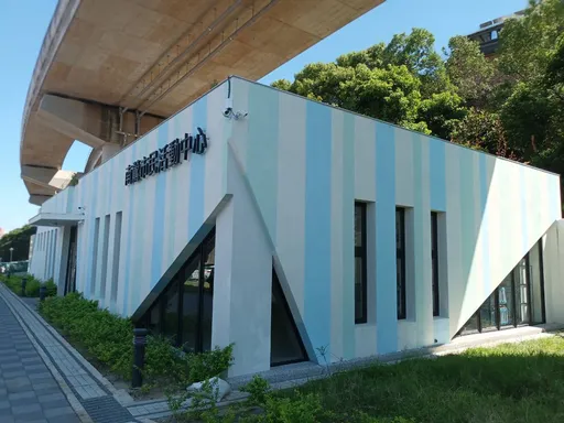 三鶯線高架下變身「暖心據點」！南鶯市民活動中心啟用　侯友宜「大球包小球」揭牌