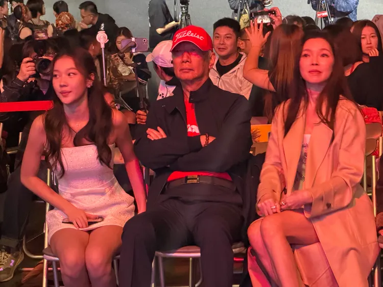 郭台銘（中）靜靜陪著太太曾馨瑩（右）與女兒妞妞。攝影中心攝
