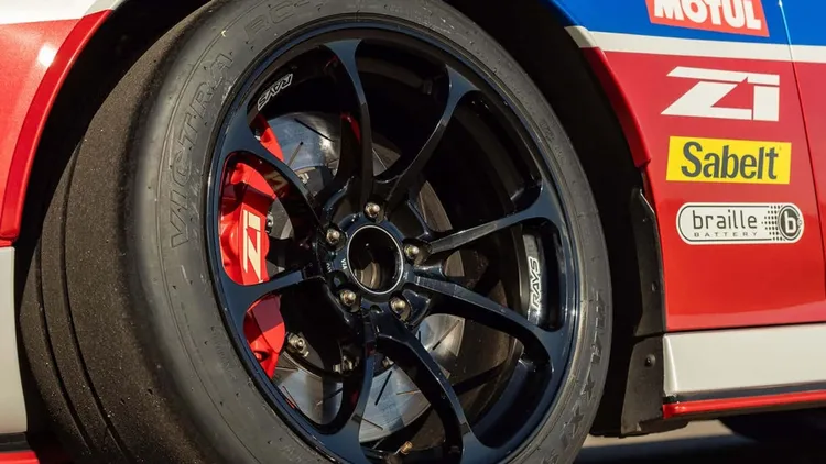 新車換上18吋RAYS鍛造輪圈、Maxxis RC-1性能胎及Z1 Motorsports大型煞車套件。原廠照片