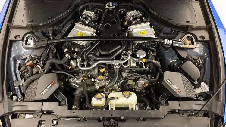 3.0升V6雙渦輪引擎導入NISMO進排氣套件及強化散熱系統，提升長時間賽道行駛的可靠性。原廠照片