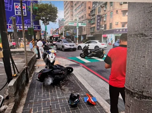 小客車左轉未禮讓釀連環撞　3騎士連人帶車摔倒送醫