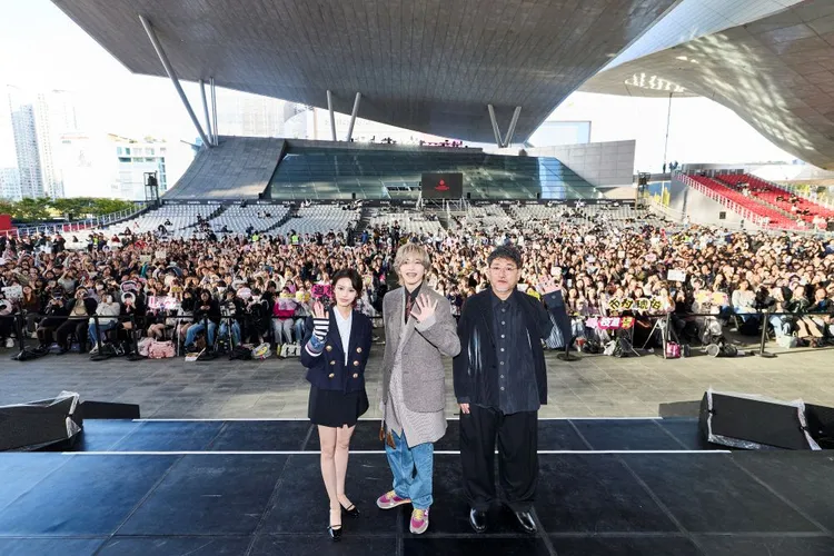 安齊星來（左起）、道枝駿佑、導演竹村謙太郎開心與粉絲合影。BIFF提供