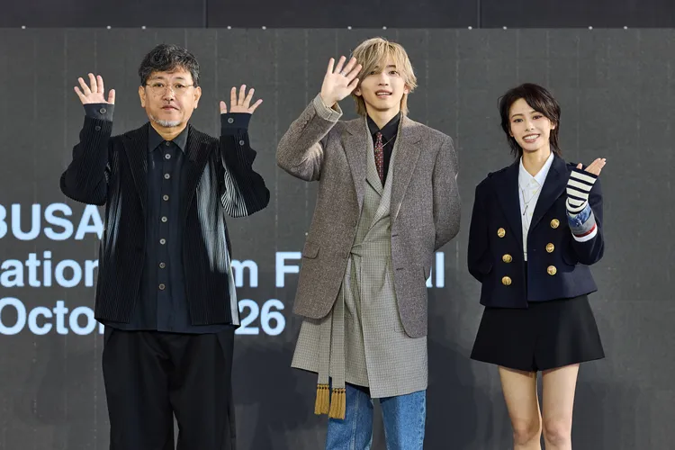 導演竹村謙太郎（左起）、道枝駿佑、安齊星來受邀到釜山影展，8日出席《皎潔深宵之月》戶外影人活動。BIFF提供