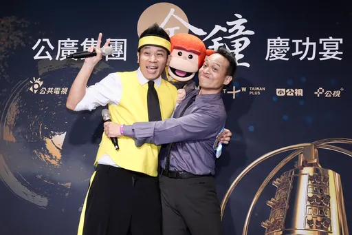 金鐘獎｜香蕉哥哥奪獎哭了！妻小拿布條迎接　吐16年前遺憾