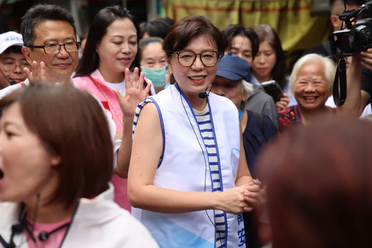 蔣萬安夫人石舫亘湖光市長掃街。資料照片