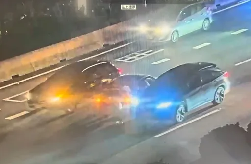 國道3號驚魂！女子自撞後下車擺放三角架　遭後車擦撞慘壓車底