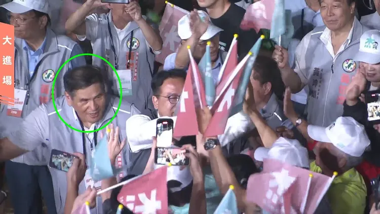 黃世杰競選總部成立大會，進場時林偕文（綠圈處）貼身護衛。翻攝黃世杰臉書