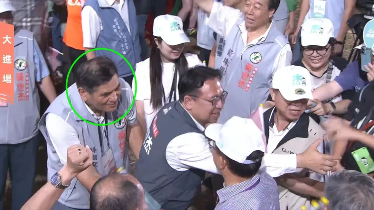 黃世杰競選總部成立大會，進場時林偕文（綠圈處）貼身護衛。翻攝黃世杰臉書