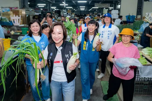 展開陸戰！柯志恩凌晨4點掃岡山市場  攤商熱情打氣送蘿蔔蒜苗喊「凍蒜」
