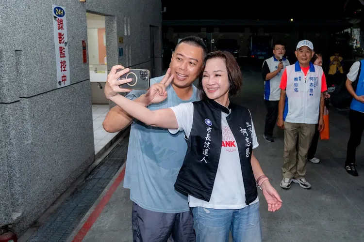 柯志恩1日清晨到岡山魚市場向攤商問好，緊接著又走訪果菜市場掃街。翻攝畫面