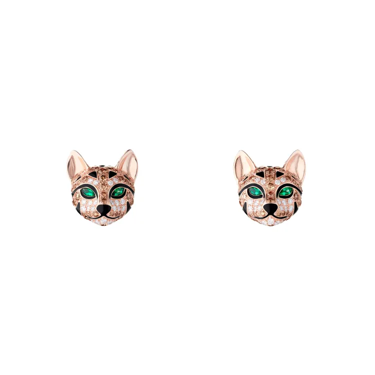 Boucheron Animaux動物系列Fuzzy豹貓耳環（作領飾配戴），玫瑰金750材質、黑漆飾邊鑲嵌鑽石、香檳色鑽石、祖母綠，101萬元。品牌提供