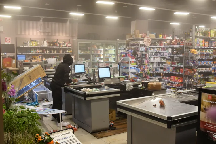 米蘭暴民洗劫商店。路透
