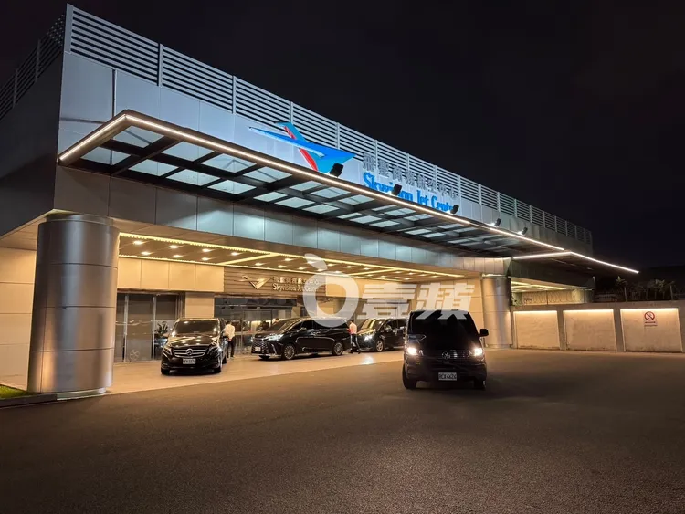 主辦方準備了4輛保母車迎接韓流天王GD權志龍。特勤中心攝