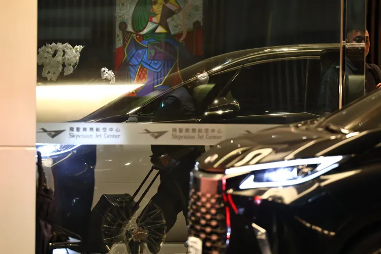 GD權志龍獨自拖著行李箱走出松山國際機場商務中心。特勤中心攝