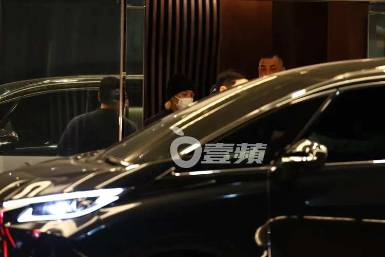 GD權志龍一頭金髮、戴黑毛帽、白口罩走出飛聖商務航空中心大門。特勤中心攝