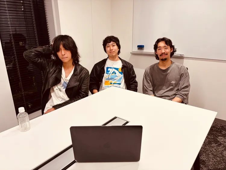 主唱仲川慎之介（左起）、鼓手松本英晃、吉他手石井開昨天接受台灣媒體視訊訪問，貝斯手荻野哲同時間在不同地方上線參加。超多毛娛樂提供