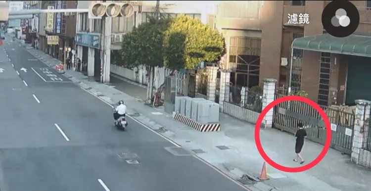 知名酸菜魚新莊店遭竊，搭計程車到現場的嫌犯，得手後搭公車離開。翻攝畫面