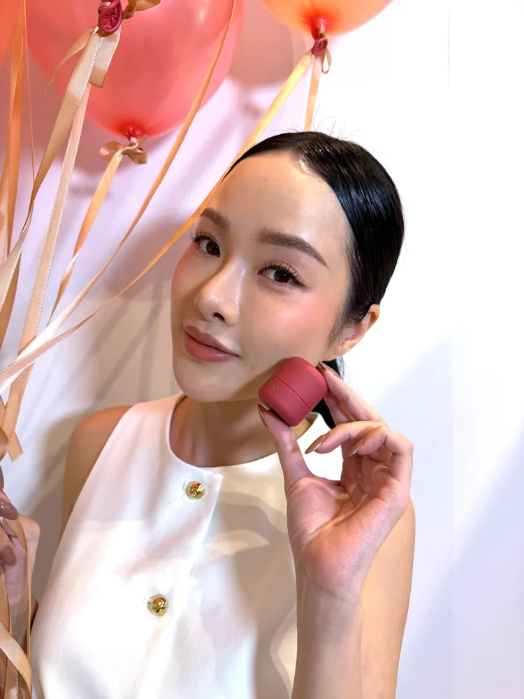 Model示範ARMANI BEAUTY天生透嫩馬卡龍腮紅。張家玲攝