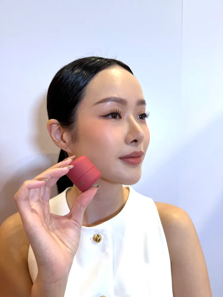 Model示範ARMANI BEAUTY天生透嫩馬卡龍腮紅。張家玲攝