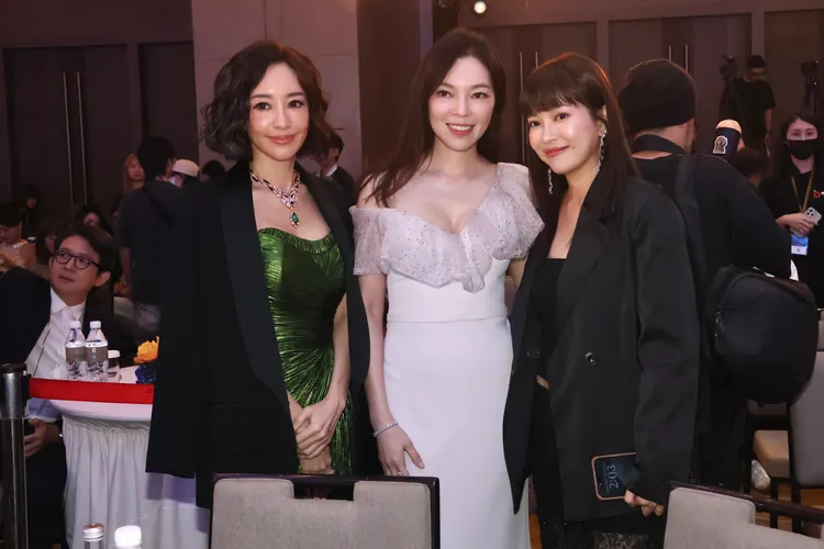 關穎（左起）、曾馨瑩與上屆活動形象大使、網紅張瑋瑋。攝影中心攝