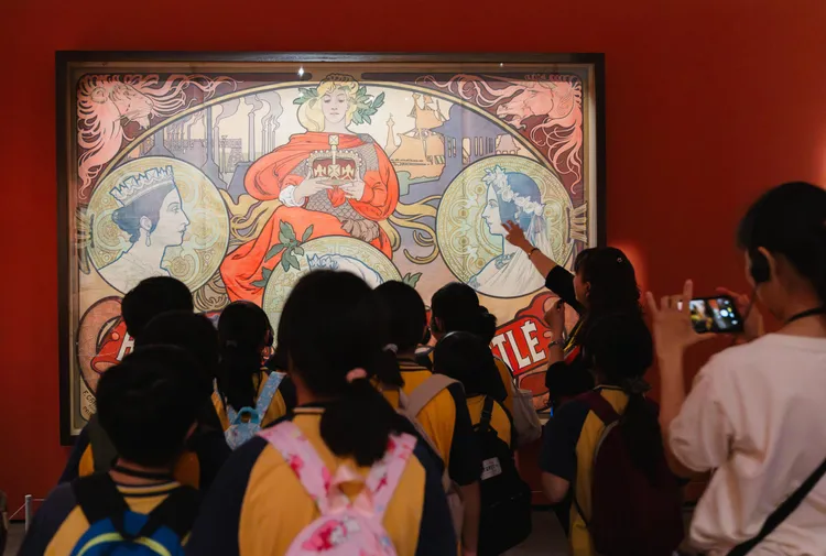 國泰金控主要贊助《新藝境：慕夏百年經典特展》，展覽期間舉辦公益觀展日，帶領台南當地學童近距離欣賞國際級藝術作品。國泰金控提供