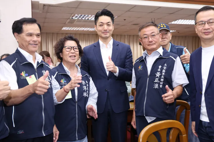 台北市長蔣萬安(中)承襲政治家族光環踏入政壇。莊宗達攝