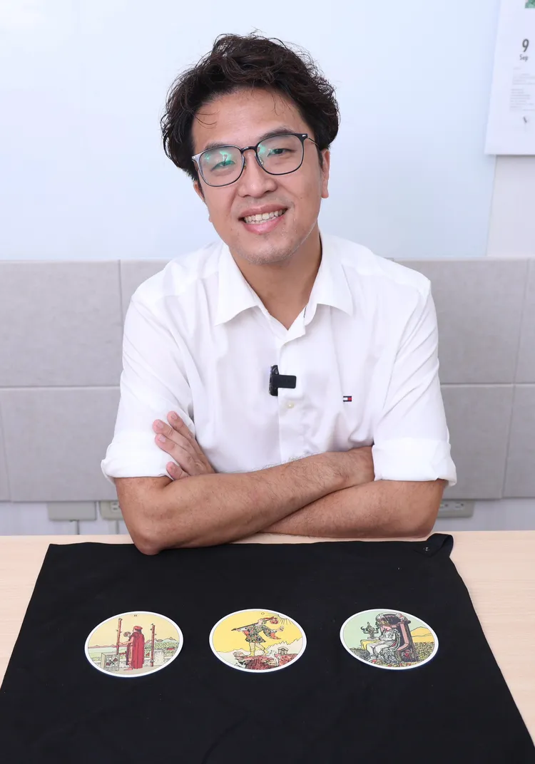 沈伯洋形容，愚者代表「帶有一點傻勁，然後勇往直前」，而這張牌也是他自己很喜歡的一張。莊宗達攝