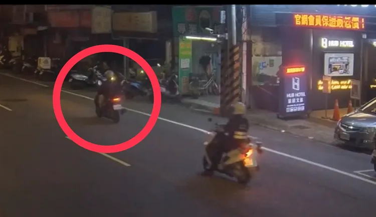 板模工下工後疑吸安騎車，後座同事工程帽當安全帽雙雙被抓包。翻攝畫面