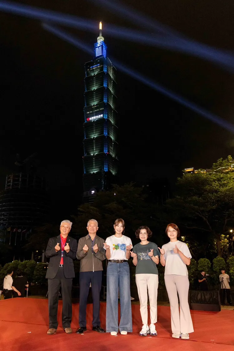 台新新光金控攜手台北101，以璀璨光影獻上國慶祝福。台新新光金控總經理林維俊(左起)、台新新光金控副董事長魏寶生、台北101董事長賈永婕、台北101總經理朱麗文、臺北市政府觀光傳播局蕭君杰副局長。