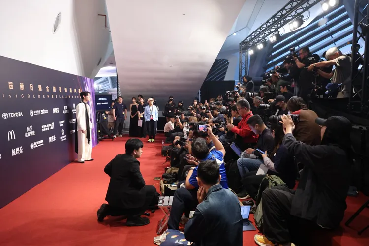 本屆金鐘獎紅毯因應天候調整至表演廳室內舉行，不開放民眾觀禮。攝影中心攝