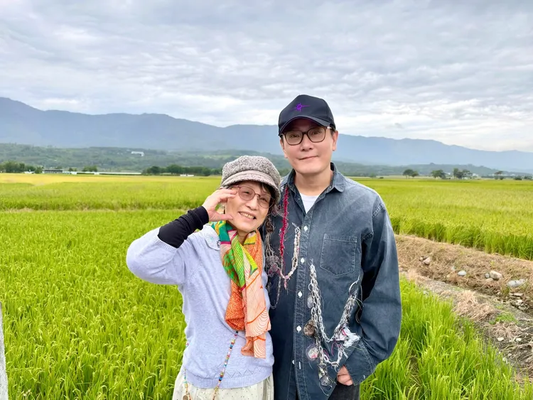 張信哲與媽媽開心合影。潮水音樂提供