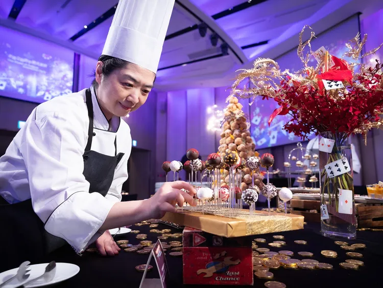 飯店點心房主廚團隊為「香格里拉號跨年倒數派對」精心呈現多款主題甜點，結合賭城元素，打造兼具視覺與味覺的狂歡盛宴。台北遠東香格里拉提供
