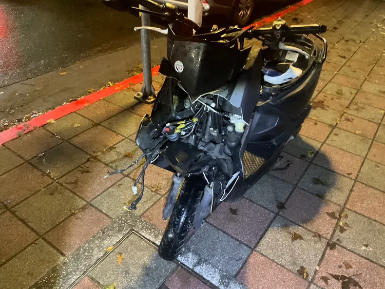 機車車頭嚴重毀損。翻攝畫面