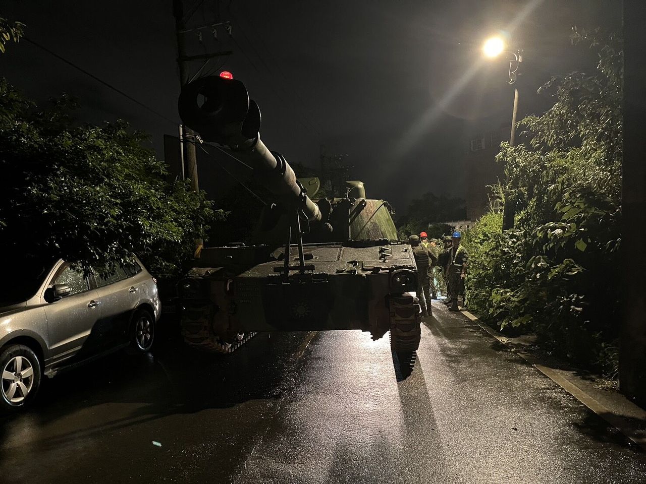 陸軍八軍團564旅夜間訓練!自走砲車擦撞迫砲車 士官輕傷