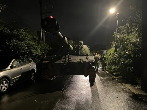 陸軍八軍團564旅夜間訓練！自走砲車擦撞迫砲車　士官輕傷無大礙